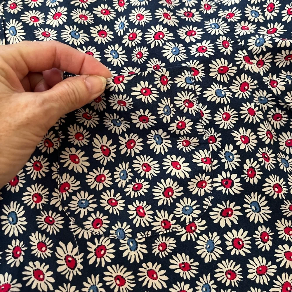 Men’s J.Crew blue floral from secret wash collection 100’s  2 ply yarns. Large